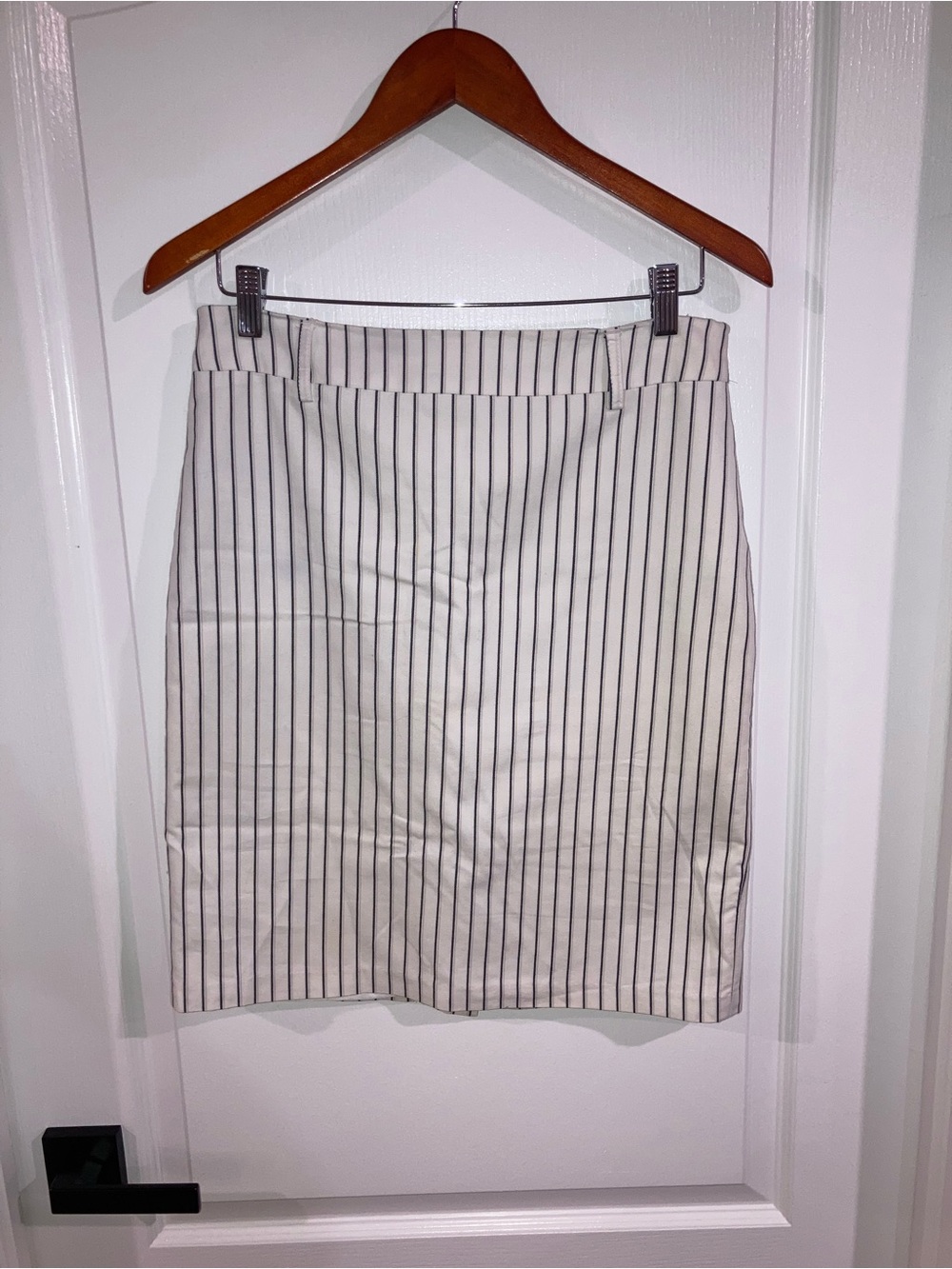 Point Zero White & Black Pinstripe Pencil Skirt - size 4